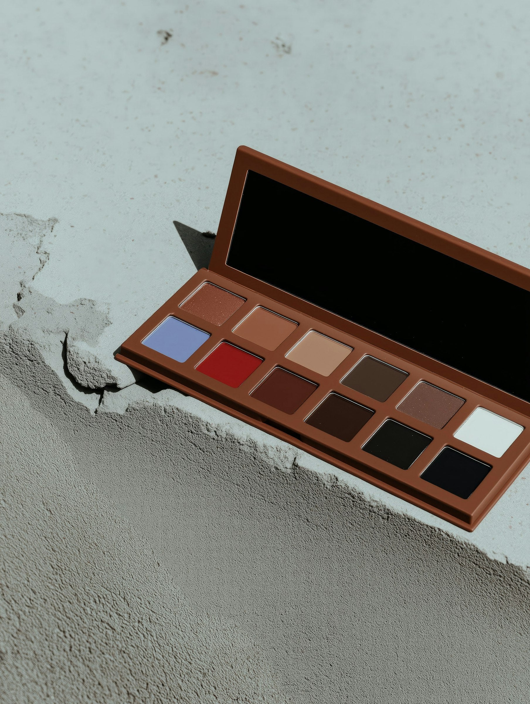 Sixteen-color magic eye shadow