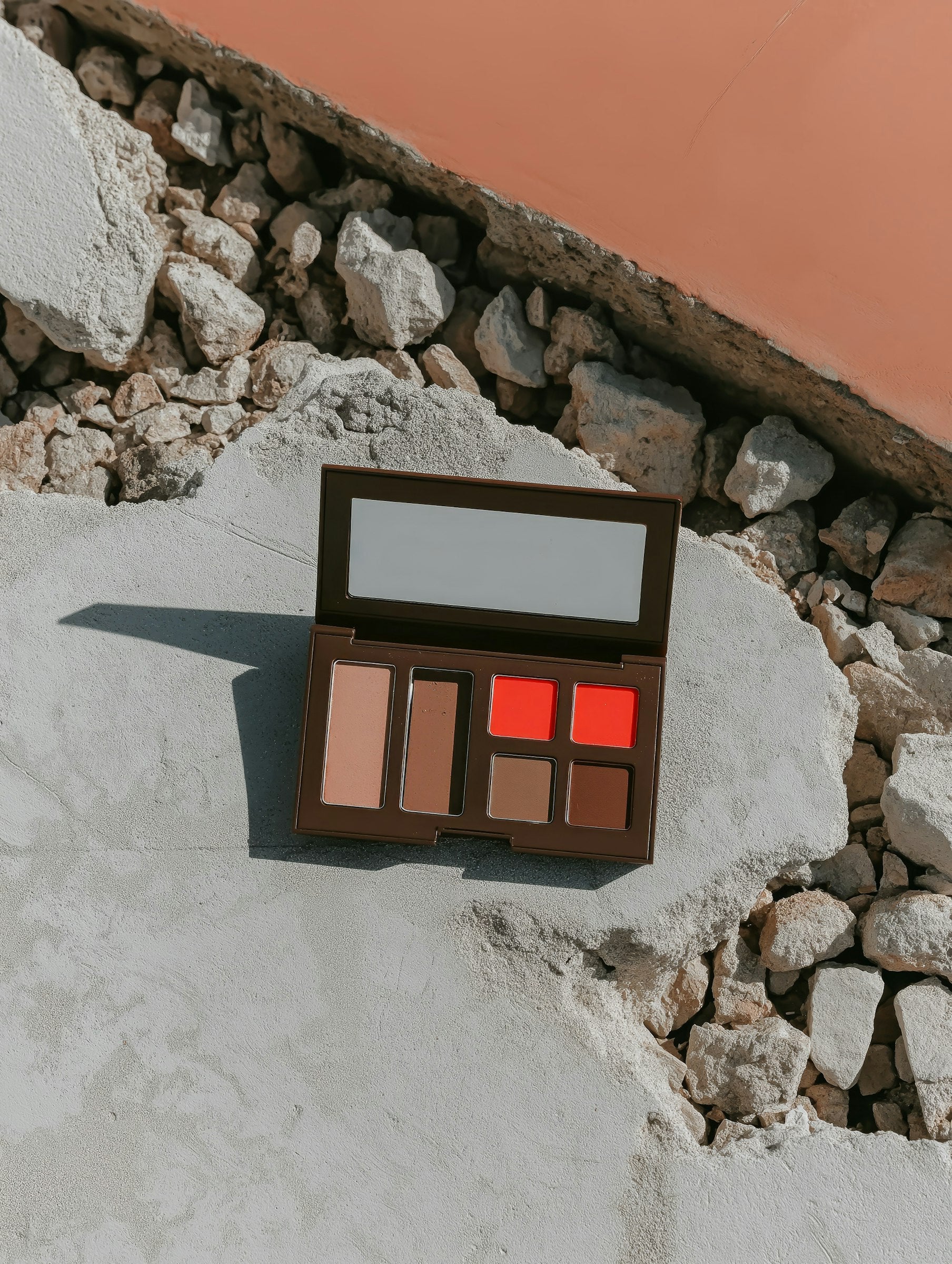 Sixteen-color magic eye shadow