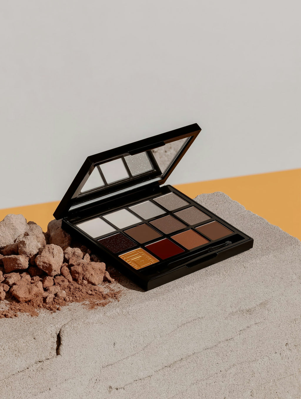 Sixteen-color magic eye shadow